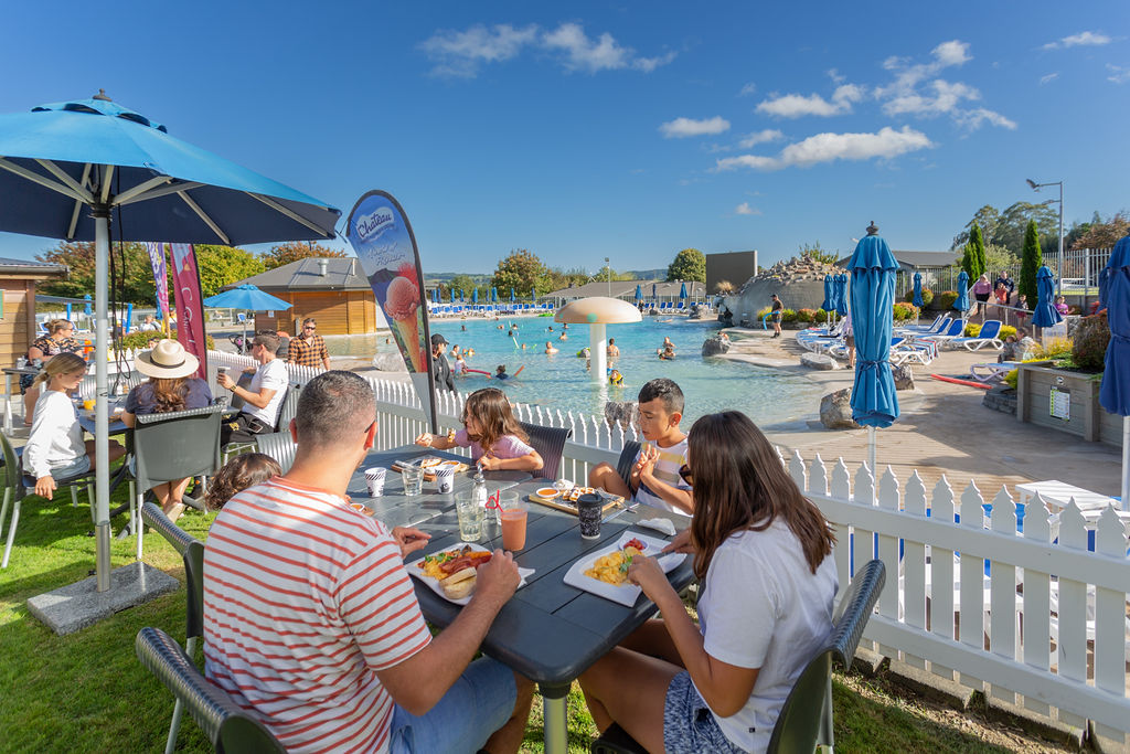 Lake Taupo Holiday Resort | Onsite Food and Drinks