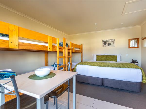 Lake Taupo Holiday Resort Deluxe Cabin 6