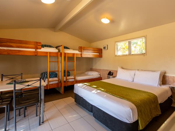 Lake Taupo Holiday Resort Deluxe Cabin 6