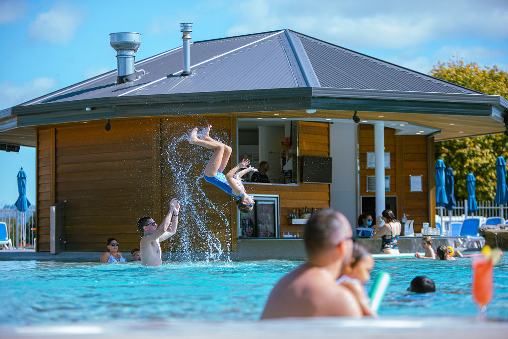 Lake Taupo Holiday Resort | Onsite Food and Drinks