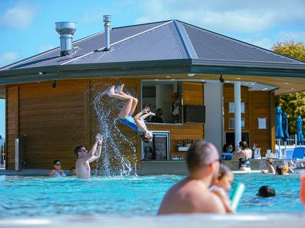 Lake Taupo Holiday Resort | Onsite Food and Drinks